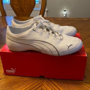 Women’s Puma tennis shoes